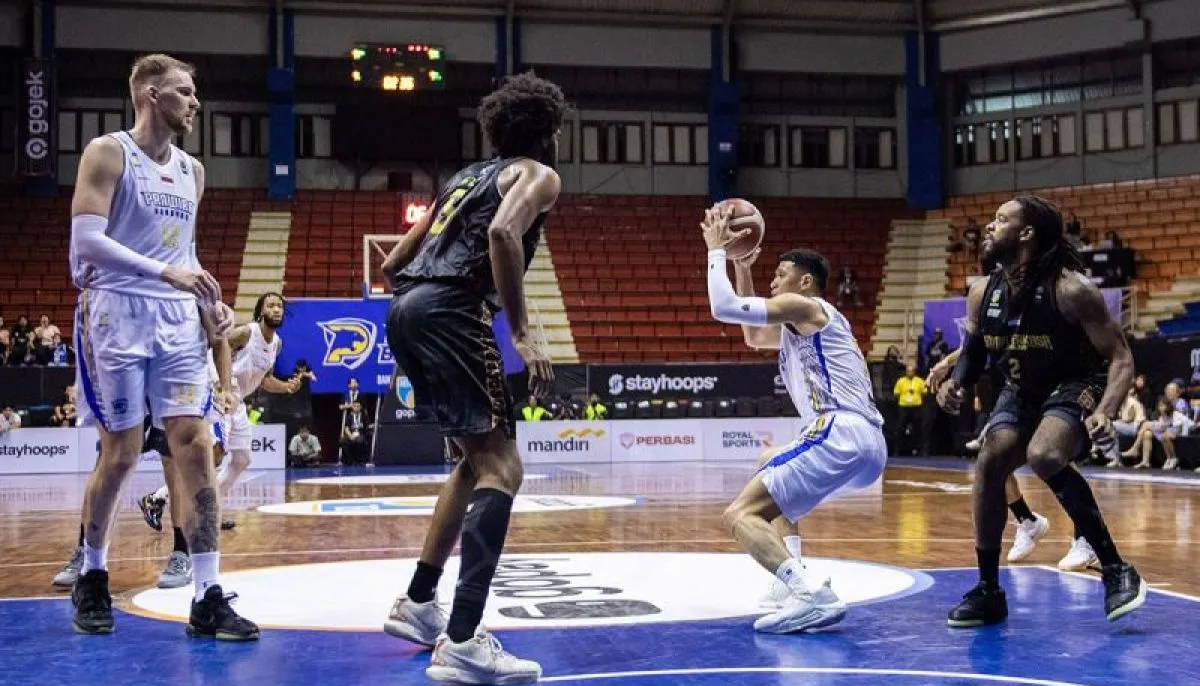 Pebasket Prawira Bandung David Liberty Nuban (kedua kanan) bersama Norbertas Giga (kiri) berusaha mengecoh dua pebasket Bima Perkasa Jogja Corey Anthony Raley-Ross (kanan) dan Kierell Ardarius Green (kedua kiri) saat pertandingan IBL 2025 di C-tra Pr <b>(Antara)</b>