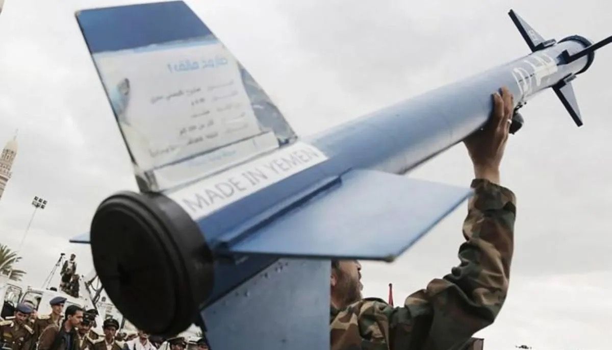 Seorang pengunjuk rasa memegang model rudal Houthi selama protes terhadap serangan Israel yang terus berlanjut di Jalur Gaza. <b>(Antara)</b>