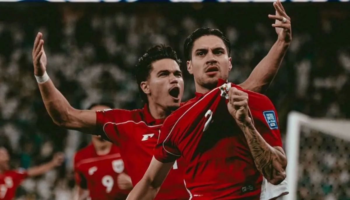Pesepak bola Timnas Indonesia Kevin Diks (kanan) bersama rekannya Ragnar Oratmangoen (kiri) berselebrasi usai mencetak gol penalti ke gawang Arab Saudi pada pertandingan putaran keempat Kualifikasi Piala Dunia 2026 zona Asia di Stadion King Abdullah  <b>(ANTARA)</b>