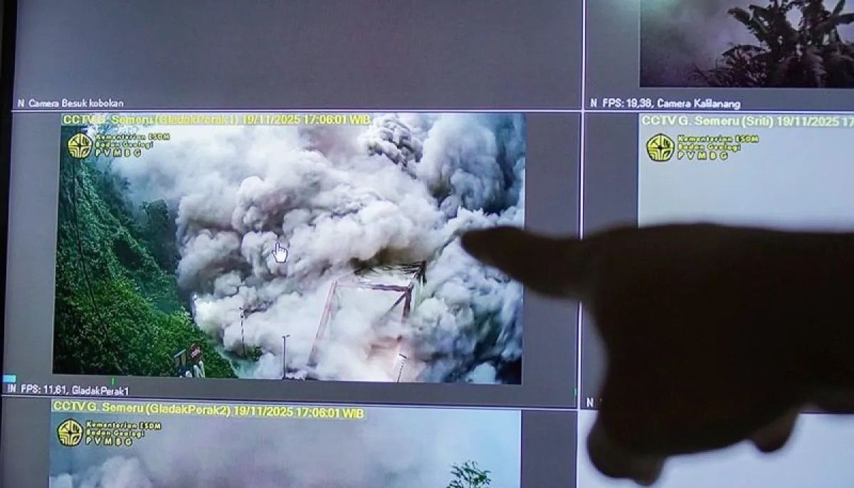 Petugas menunjukkan luncuran awan panas dari layar cctv pos pantau di Pos Pengamatan Gunung Semeru, Lumajang, Jawa Timur, Rabu, 19 November 2025. <b>(Antara)</b>