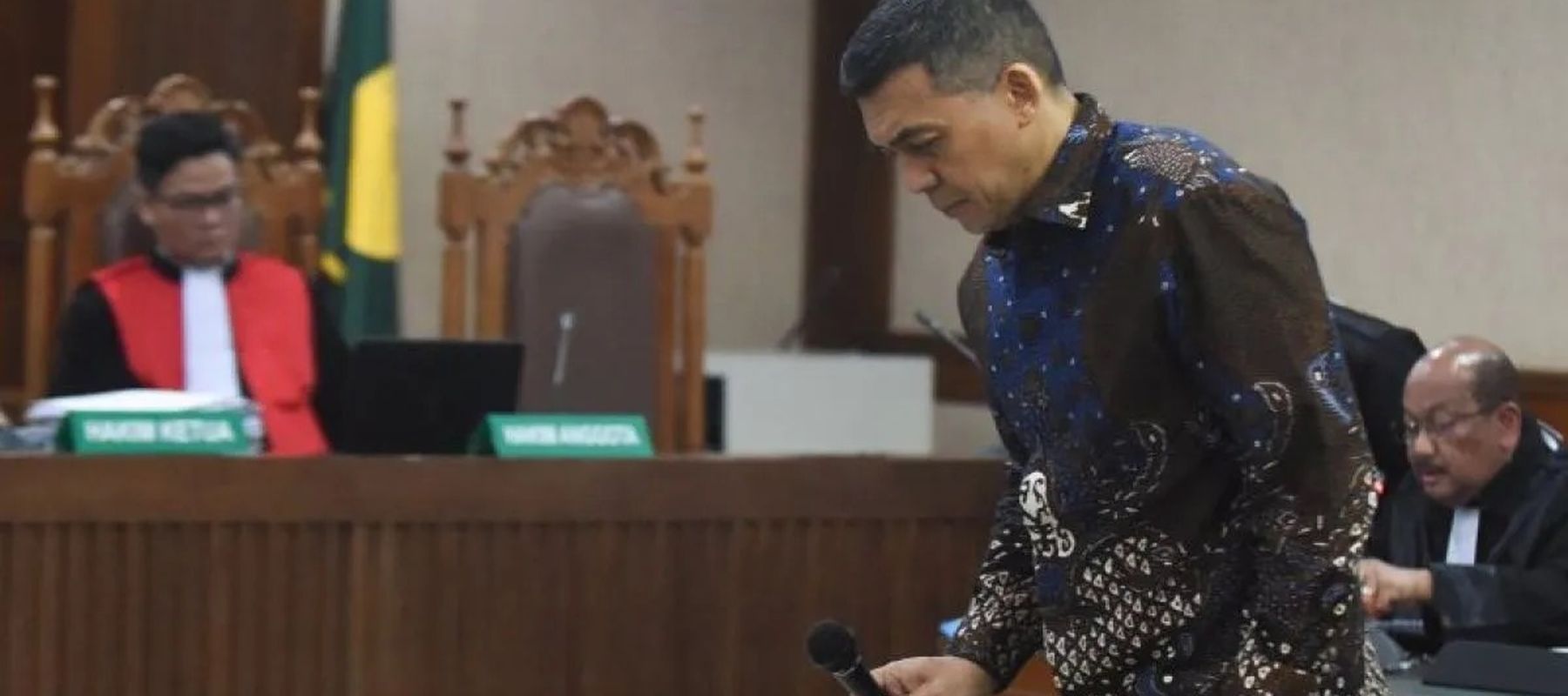 Terdakwa kasus dugaan pemerasan dan gratifikasi dalam pengurusan izin tinggal warga negara asing (WNA) di lingkungan Direktorat Jenderal Imigrasi, Silmy Karim di sidang pembacaan surat dakwaan di Pengadilan Tindak Pidana Korupsi (Tipikor), Jakarta, K