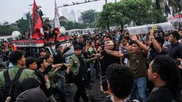 Jurnalis Foto Antara Dipukul Oknum Polisi Saat Liput Demo di DPR