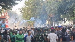 Brimob Bubarkan Massa di Depan Mako Kwitang dengan Gas Air Mata