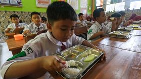 Presiden RI Prabowo Subianto menyatakan komitmennya untuk melanjutkan Program Makan Bergizi Gratis (MBG) dengan alokasi anggaran sebesar Rp335 triliun dalam RUU APBN 2026, menekankan pentingnya pemenuhan gizi bagi generasi unggul Indonesia.