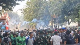 Ratusan demonstran yang menggelar aksi di depan Markas Komando (Mako) Brimob, Kwitang, Jakarta Pusat, pada Jumat, akhirnya dibubarkan aparat Brimob Polda Metro Jaya menggunakan tembakan gas air mata.