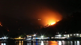 Sekitar 3.500 warga terpaksa meninggalkan rumah mereka akibat kebakaran hutan besar yang melanda kawasan pegunungan Tuscany, Italia, pada Jumat, 1 Mei 2026, menurut laporan media lokal.