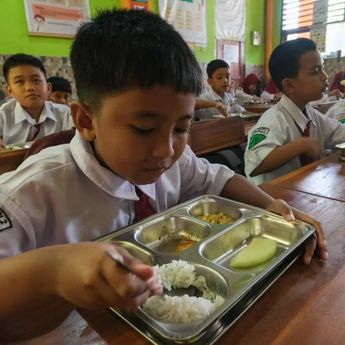 Prabowo Lanjutkan Program Makan Bergizi Gratis dengan Anggaran Rp335 Triliun di 2026
