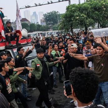 Jurnalis Foto Antara Dipukul Oknum Polisi Saat Liput Demo di DPR