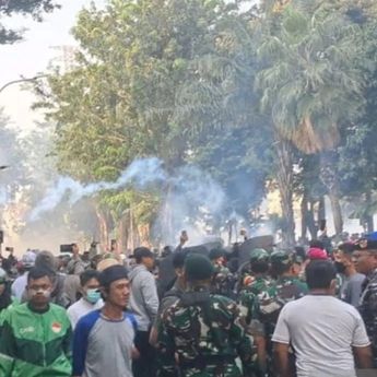 Brimob Bubarkan Massa di Depan Mako Kwitang dengan Gas Air Mata