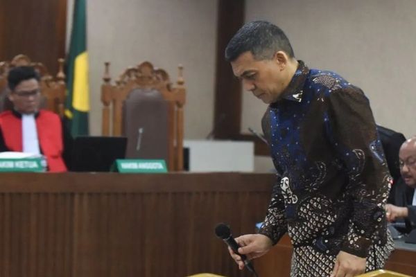 Terdakwa kasus dugaan pemerasan dan gratifikasi dalam pengurusan izin tinggal warga negara asing (WNA) di lingkungan Direktorat Jenderal Imigrasi, Silmy Karim di sidang pembacaan surat dakwaan di Pengadilan Tindak Pidana Korupsi (Tipikor), Jakarta, K