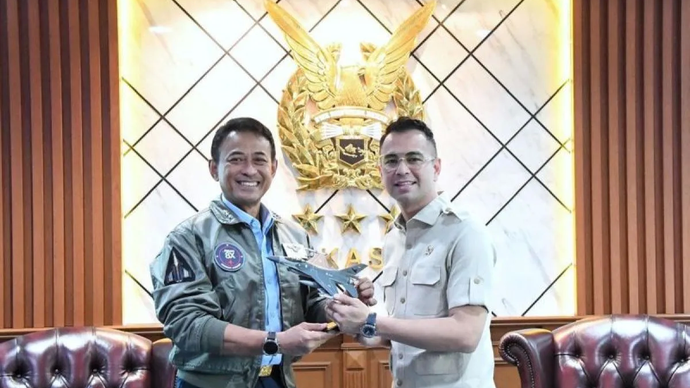 Wakil Kepala Staf TNI Angkatan Udara Marsdya TNI Andyawan Martono Putra bertemu dengan Utusan Khusus Presiden Bidang Pembinaan Generasi Muda dan Pekerja Seni, Raffi Ahmad di Mabes AU, Cilangkap, Jakarta Timur, Kamis (6/3/2025)