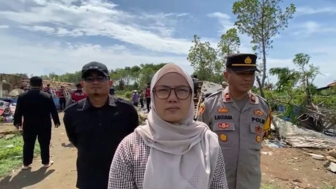 Camat Pasekan Dede Nurjanah (tengah) saat memberikan keterangan di Desa Pabean Ilir, Indramayu, Jawa Barat, Jumat (7/3/2025). 