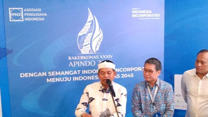 Gubernur Jawa Barat Dedi Mulyadi memberikan keterangan di sela Rakerkonas ke-34 Apindo di Bandung Selasa 5 Agustus 2025. (ANTARA/Ricky Prayoga)