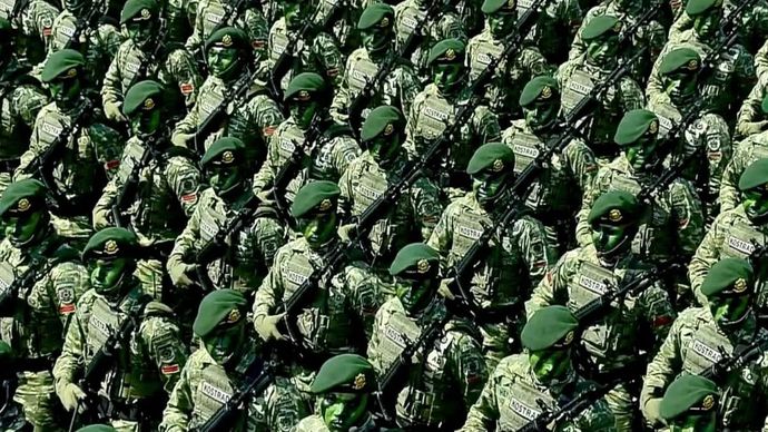Jajaran prajurit Kostrad TNI AD mendengarkan amanat Presiden Prabowo Subianto saat Upacara Gelar Pasukan Operasional dan Kehormatan Militer di Pusat Pendidikan dan Latihan Pasukan Khusus (Pusdiklatpassus) Kopassus TNI Angkatan Darat, Batujajar, Kabupaten Bandung Barat, Jawa Barat, Minggu 10 Agustus 2025. (ANTARA/HO-Puspen TNI).