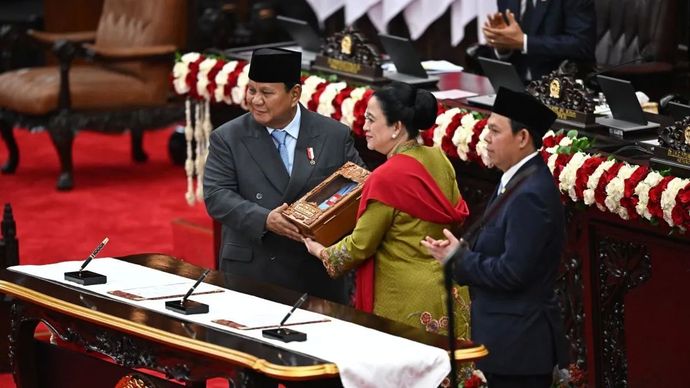 Presiden Prabowo Subianto (kiri) menyerahkan dokumen pengantar RUU tentang APBN Tahun Anggaran 2026 beserta Nota Keuangan kepada Ketua DPR Puan Maharani (tengah) disaksikan Ketua DPD Sultan Bachtiar Najamudin dalam Sidang Paripurna Pembukaan Masa Persidangan I DPR Tahun Sidang 2025-2026 di Gedung Nusantara, Kompleks Parlemen, Jakarta, Jumat, 15 Agustus 2025.