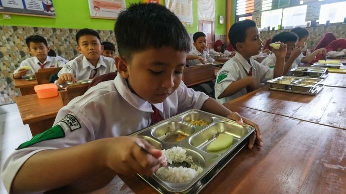 Siswa menyantap makanan bergizi gratis di SDN 2 Kendari, Sulawesi Tenggara, Senin, 4 Agustus 2025. Satuan Pelayanan Pemenuhan Gizi (SPPG) Regional Sulawesi Tenggara mencatat hingga 31 Juli 2025 penerima manfaat program makan bergizi gratis (MBG) mencapai 70.000 jiwa terdiri dari 66.000 peserta didik PAUD hingga SMA serta 4.000 kelompok 3B (Bumil, Busui, dan Balita).