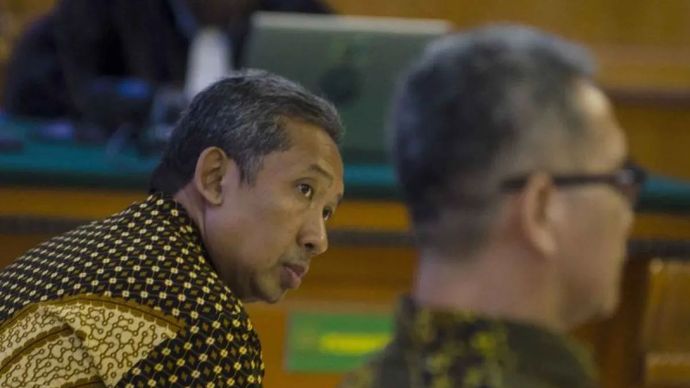 Dua terdakwa kasus korupsi proyek pengadaan CCTV dan ISP Bandung Smart City Yana Mulyana (kiri) dan Dadang Darmawan (kanan) menjalani sidang vonis di Pengadilan Tipikor Bandung, Jawa Barat, Rabu, 13 Desember 2023. Majelis Hakim memvonis mantan Wali K