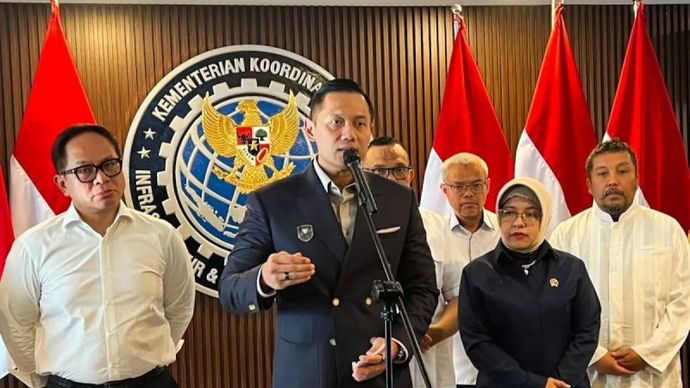 Menteri Koordinator Bidang Infrastruktur dan Pembangunan Kewilayahan Agus Harimurti Yudhoyono (AHY) memberi keterangan kepada awak media seusai memimpin Rapat Koordinasi Tingkat Menteri terkait Implementasi Rencana Aksi Nasional Penanganan Kendaraan 