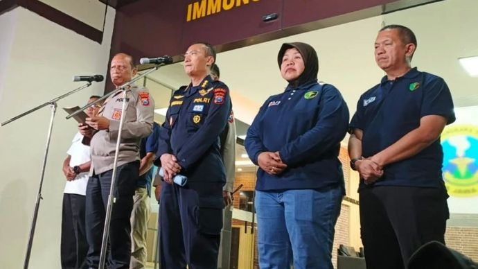 Polda Jatim saat menggelar konferensi pers proses hukum terkait ambruknya Ponpes Al Khoziny di Surabaya, Rabu malam (8/10/2025).