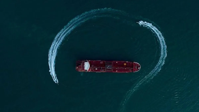 Ilustrasi - Kapal tanker minyak Inggris Stena Impero dikelilingi oleh kapal cepat Korps Garda Revolusi Islam Iran (IRGC) di Selat Hormuz, Iran, yang dirilis pada 21 Juli 2019. ANTARA/Xinhua/HO-ISNA/Morteza Akhoundi/aa.