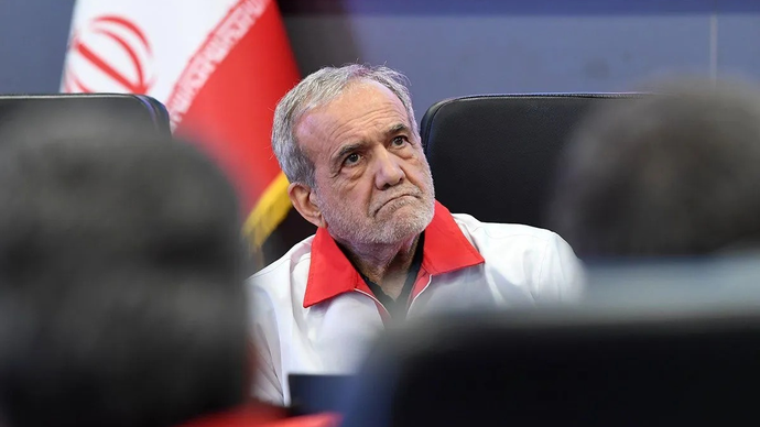 Presiden Iran Masoud Pezeshkian saat kunjungan ke markas besar Palang Merah Iran (IRCS) di Teheran, Iran, Rabu (15/4/2026). ANTARA/Xinhua/Shadati/aa.