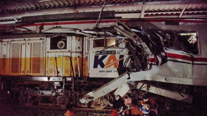 Petugas memeriksa kondisi gerbong KRL Commuterline yang bertabrakan dengan KA Argo Bromo Anggrek relasi Gambir-Surabaya Pasar Turi di Stasiun Bekasi Timur, Bekasi, Jawa Barat, Senin (27/4/2026). ANTARA FOTO/Paramayuda/zk