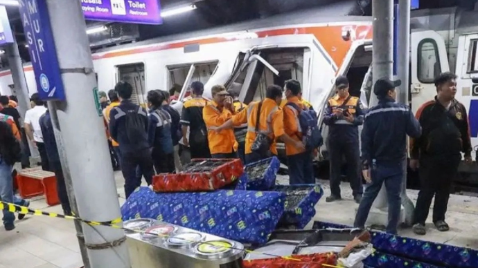 Kondisi gerbong KRL Commuterline yang bertabrakan dengan KA Argo Bromo Anggrek relasi Gambir-Surabaya Pasar Turi di Stasiun Bekasi Timur, Bekasi, Jawa Barat, Senin 27 April 2026. (ANTARA FOTO/Dhemas Reviyanto/app/agr/aa.)