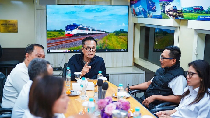 Kepala BP BUMN Dony Oskaria menggunakan kereta api jarak jau/aa. dalam perjalanan menuju Jakarta dari Cilacap, Jawa Tengah. ANTARA/HO-BUMN/aa.