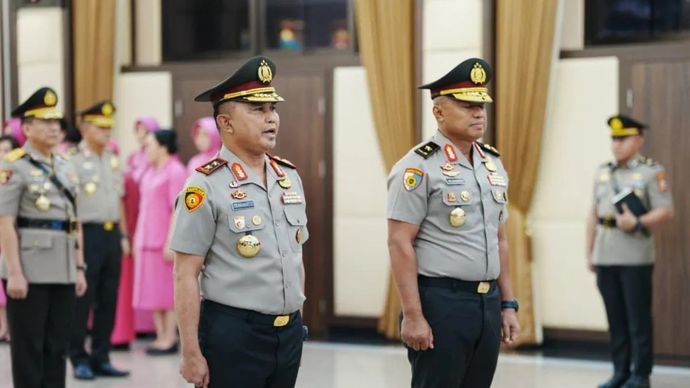 Wakapolda Metro Jaya Irjen Pol. Dekananto Eko Purwono (kiri) dan Irwasda Polda Metro Jaya Brigjen Pol. Sri Satyatama saat upacara kenaikan pangkat di Jakarta, Rabu, 2 September 2026.
