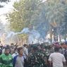 Brimob Bubarkan Massa di Depan Mako Kwitang dengan Gas Air Mata