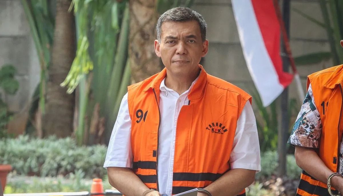 Tersangka kasus dugaan korupsi pengurusan izin tinggal warga negara asing (WNA), Silmy Karim berjalan untuk menjalani pemeriksaan di Gedung Merah Putih KPK, Jakarta, Kamis, 27 Agustus 2026. KPK melakukan pemeriksaan lanjutan terhadap mantan Wakil Men <b>(Antara)</b>