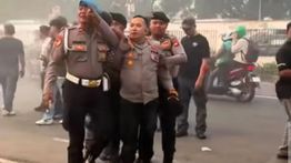 Polisi Alami Retak Lutut Saat Padamkan Api dalam Aksi Demo di DPR