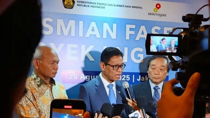 Wakil Menteri ESDM Yuliot Tanjung (tengah) bersama dengan Kepala Satuan Kerja Khusus Pelaksana Kegiatan Usaha Hulu Minyak dan Gas Bumi (SKK Migas) Djoko Siswanto (kiri) usai Peresmian Fase Feed Proyek LNG Abadi di Jakarta, Kamis, 28 Agustus 2025.