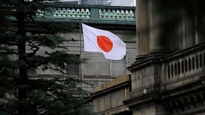 Ilustrasi - Bendera nasional Jepang terlihat di depan sebuah gedung.