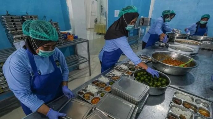 Sejumlah petugas SPPG menyiapkan Makan Bergizi Gratis (MBG) di SPPG Tunggala Kendari, Sulawesi Tenggara, Senin, 29 September 2025. BGN Regional Sulawesi Tenggara mencatat per 18 September 2025, sebanyak 106 dapur Satuan Pelayanan Pemenuhan Gizi (SPPG) telah beroperasi di 16 kabupaten dan kota se-Sulawesi Tenggara dengan setiap SPPG melayani sebanyak 3.000 hingga 3.500 penerima manfaat.