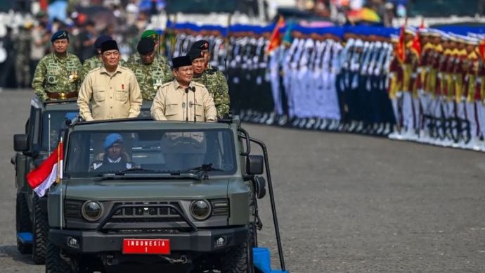Presiden Prabowo Subianto (ketiga kanan), Menteri Pertahanan Sjafrie Sjamsoeddin (kedua kiri), Panglima TNI Jenderal TNI Agus Subioyanto (kedua kanan), Wakil Panglima TNI Jenderal TNI Tandyo Budi Revita (ketiga kiri), KSAU Marsekal TNI Tonny Harjono 