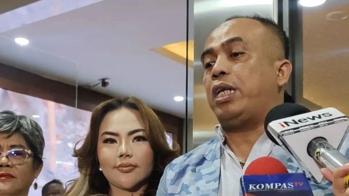 Lisa Mariana (tengah) dengan didampingi kuasa hukumnya, Jhonboy Nababan (kanan) dan Bertua Hutapea (kiri), berbicara dengan awak media di Gedung Bareskrim Polri, Jakarta, Jumat (24/10/2025).