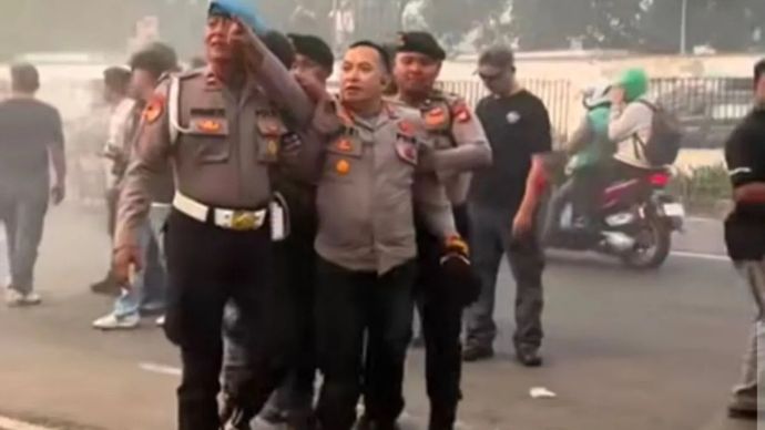 Anggota Polres Metro Jakarta Pusat, AKBP Adri Desas Furyanto (tengah) yang mengalami luka patah tulang bagian kaki saat mengamankan aksi unjuk rasa Pergerakan Mahasiswa Islam Indonesia (PMII) di depan Gedung DPR RI, Jakarta pada Senin, 22 Juni 2026.
