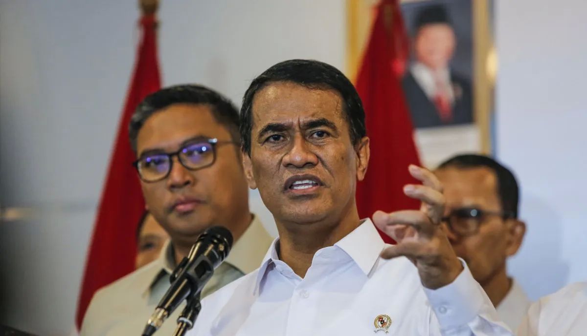Menteri Pertanian Andi Amran Sulaiman (tengah) didampingi Wakil Menteri Pertanian Sudaryono (kiri) menyampaikan keterangan terkait capaian kinerja satu tahun Kementerian Pertanian di Kantor Kementerian Pertanian, Jakarta, Rabu (22/10/2025). Pencapaia <b>(ANTARA)</b>
