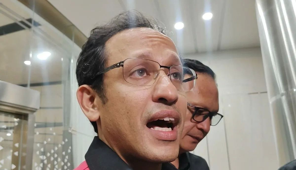Tersangka kasus dugaan korupsi pengadaan alat TIK berupa laptop Chromebook di Kementerian Pendidikan, Kebudayaan Riset dan Teknologi (Kemendikbudristek) periode 2019&ndash;2022, Nadiem Makarim, berbicara kepada awak media di Gedung Jampidsus Kejaksaan Agun <b>(ANTARA)</b>
