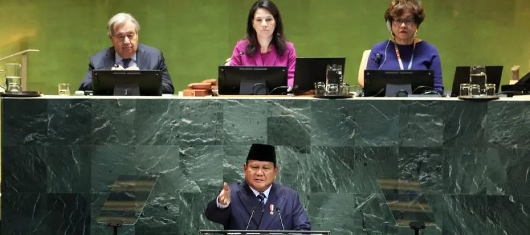 Presiden Prabowo Subianto (bawah) berpidato dalam sesi Debat Umum Sidang Majelis Umum ke-80 Perserikatan Bangsa-Bangsa (PBB), di General Assembly Hall Markas Besar PBB, New York, Amerika Serikat, Selasa 23 September 2025. ANTARA/HO-Tim Media Presiden