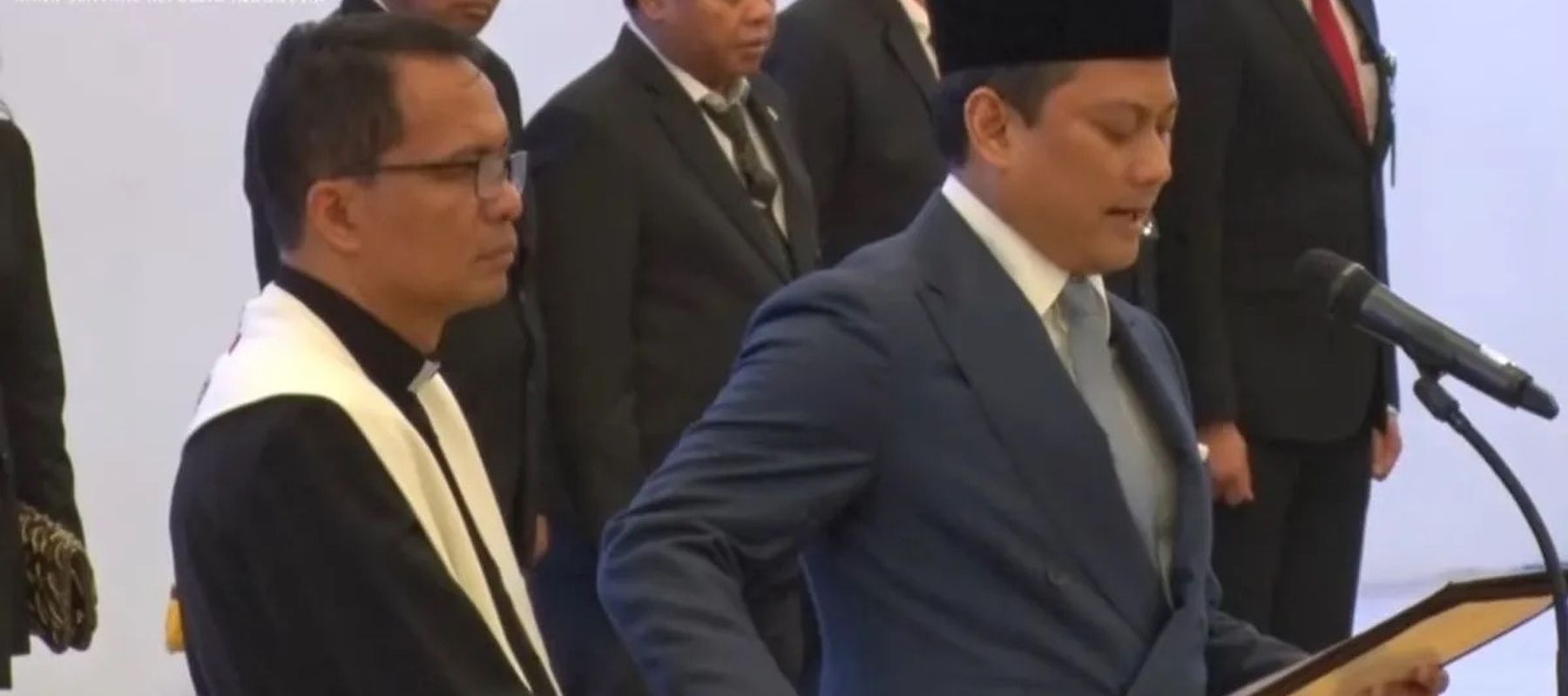 Deputi Gubernur Bank Indonesia (BI) Periode 2026-2031 Thomas Djiwandono mengucapkan sumpah jabatannya di Gedung Mahkamah Agung, Jakarta, Senin, 9 Februari 2026.
