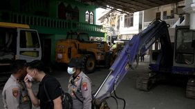 Badan Nasional Pencarian dan Pertolongan (Basarnas) kembali menemukan tiga jenazah akibat runtuhnya musala Pondok Pesantren (Ponpes) Al Khoziny di Sidoarjo pada Jumat sore, sehingga jumlah korban meninggal dunia yang dievakuasi terus bertambah