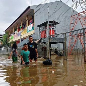 Sungai Ciliwung Meluap, 11 RT di Jaksel dan Jaktim Terendam Banjir