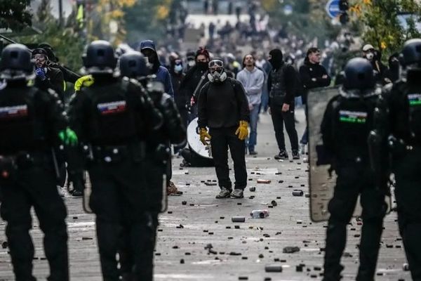 Para pelajar berpawai melintasi pusat kota dalam sebuah demonstrasi publik di Nancy, Prancis, pada Sabtu (17/10/2026). Para pelajar turun ke jalan untuk menyuarakan tuntutan mereka terkait kebijakan pendidikan dan kepemudaan sebagai bagian dari rangk