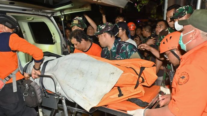 Petugas memindahkan kantong jenazah korban yang ditemukan di sekitar bangunan ruko yang hancur akibat diterjang banjir di kawasan Jalan Sulawesi, Denpasar, Bali, Kamis, 11 September 2025. Berdasarkan data BNPB, hingga Kamis sore sebanyak 16 jenazah korban bencana banjir telah berhasil dievakuasi oleh tim SAR gabungan di sejumlah wilayah Bali. 