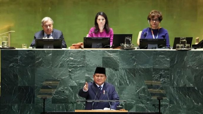 Presiden Prabowo Subianto (bawah) berpidato dalam sesi Debat Umum Sidang Majelis Umum ke-80 Perserikatan Bangsa-Bangsa (PBB), di General Assembly Hall Markas Besar PBB, New York, Amerika Serikat, Selasa 23 September 2025. ANTARA/HO-Tim Media Presiden