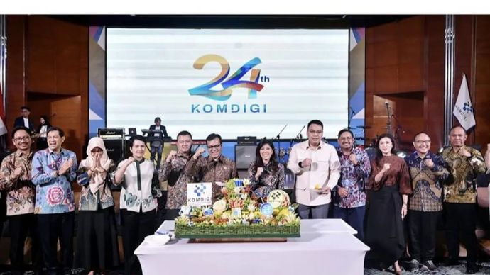Menkomdigi Meutya Hafid bersama jajaran pejabat Kemkomdigi dalam acara Syukuran Perayaan 24 Tahun Kementerian Komdigi di Balairung Soesilo Soedarman, Gedung Sapta Pesona, Jakarta Pusat, Selasa 23 september 2025. ANTARA/HO-Kementerian Komdigi/pri.