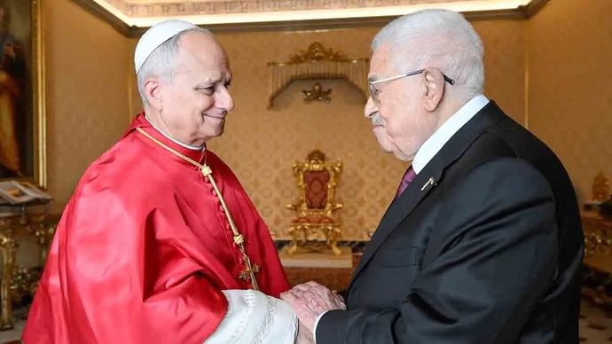 Paus Leo XIV menerima kunjungan Presiden Palestina Mahmoud Abbas di Vatican.