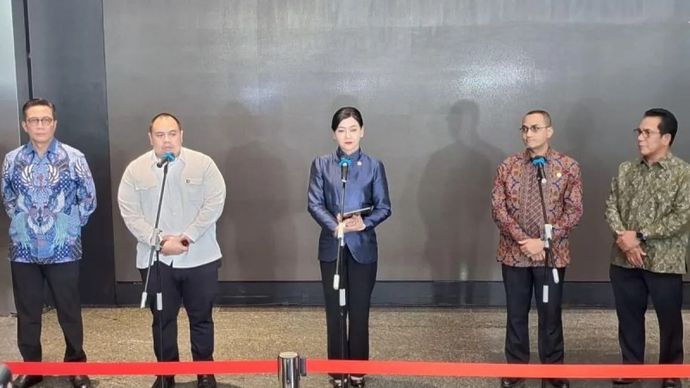 Anggota Dewan Komisioner Pengganti Ketua dan Wakil Ketua Dewan Komisioner Otoritas Jasa Keuangan (OJK) Friderica Widyasari Dewi, Chief Investment Officer (CIO) Danantara Indonesia Pandu Patria Sjahrir dan sejumlah petinggi OJK serta PT Bursa Efek Indonesia (BEI).